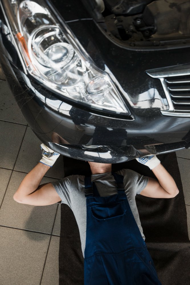 Mecánico revisando vehículo con sistema Autogas